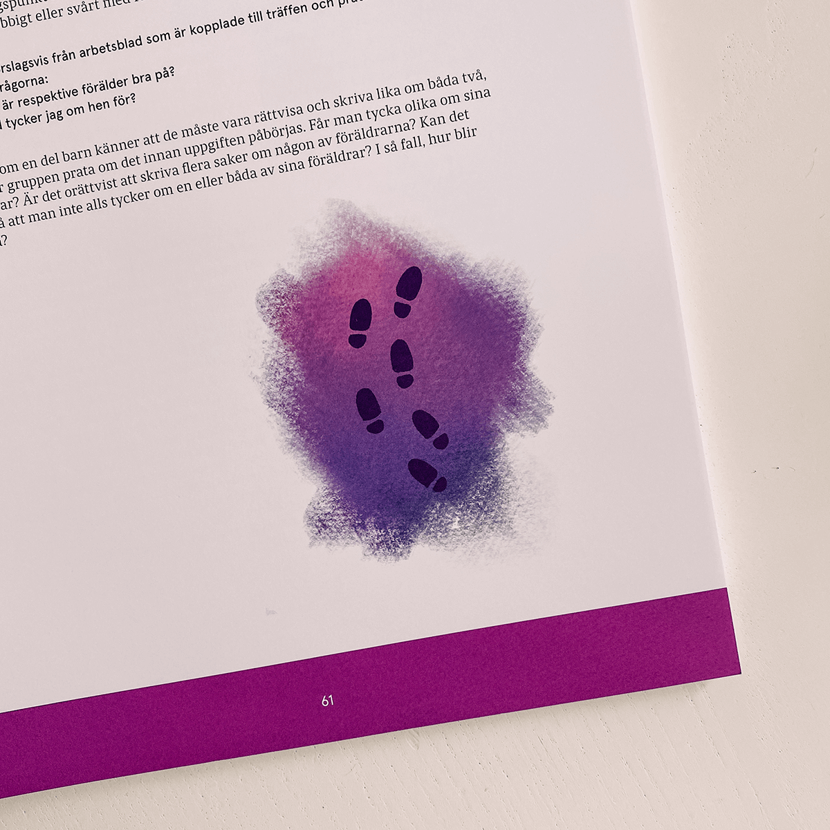 Sasha Kolesnik_footprints_spot illustration